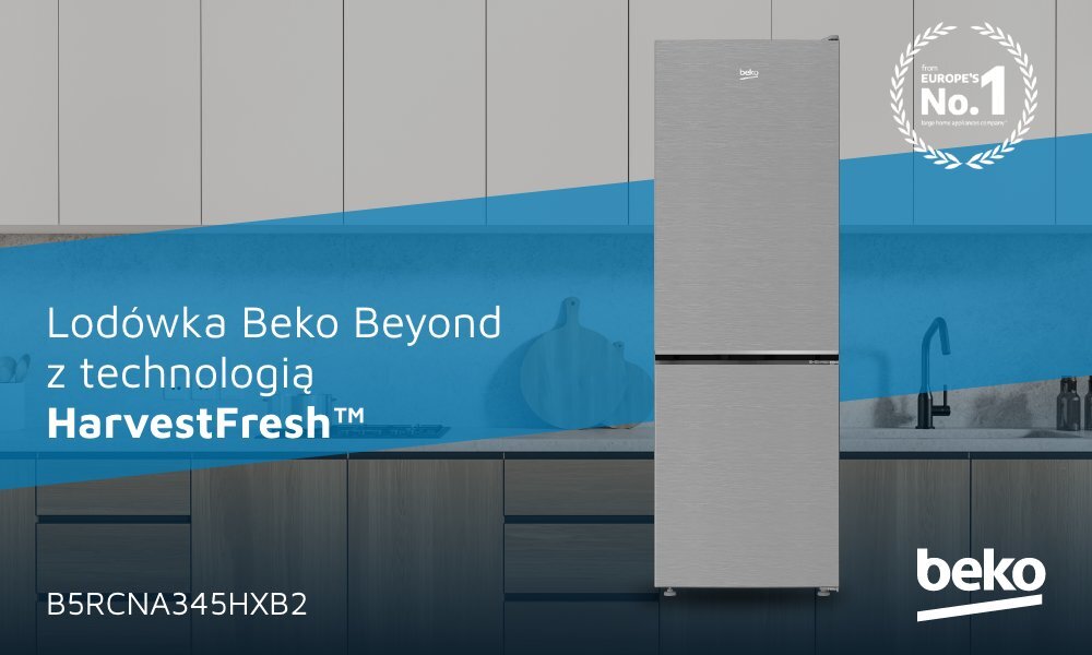 Obraz przedstawia lodówkę w kolorze inox na tle kuchni z szafkami. Widoczny jest tekst: \'Lodówka Beko Beyond z technologią HarvestFresh™\' oraz \'B5RCNA345HXB2\', a także logo \'beko\'.