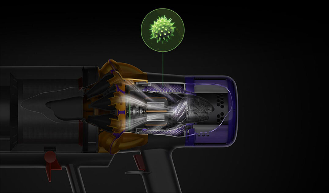 Grafika przedstawia przekrój odkurzacza z widocznym przepływem powietrza i cząsteczką kurzu w zielonym okręgu. W tle ciemne tło podkreślające szczegóły konstrukcji urządzenia.