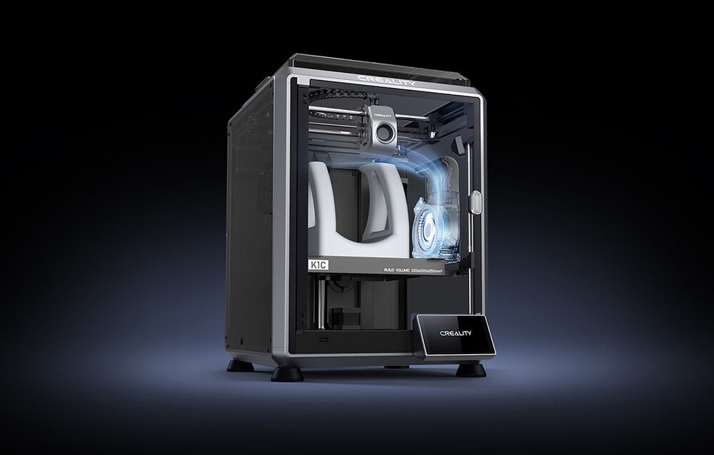 Obraz przedstawia drukarkę 3D w obudowie z przezroczystymi panelami, z widocznym napisem \'CREALITY\' na górze. Na froncie znajduje się ekran z logo \'CREALITY\', a wewnątrz widoczny jest model z efektem świetlnym.