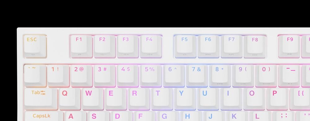 Biała klawiatura z podświetleniem RGB, widoczne klawisze od ESC do F9 oraz od 1 do {, z oznaczeniami takimi jak ESC, Tab, CapsLk i QWERTY.