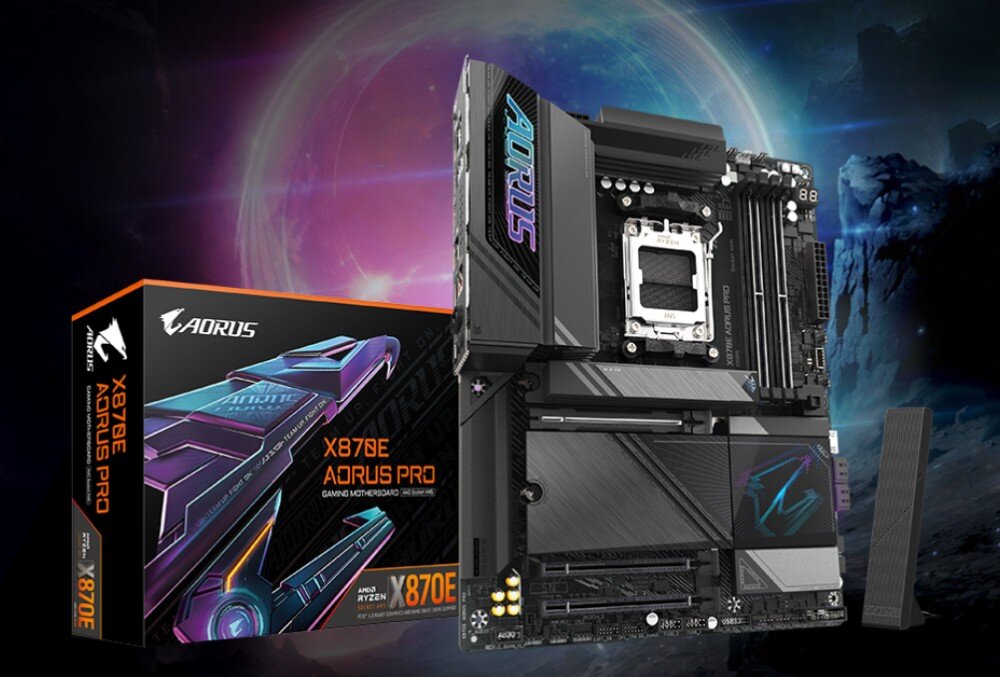 Obraz przedstawia płytę główną z logo \'AORUS\' oraz pudełko z napisem \'X87E AORUS PRO\'. W tle widoczny jest kosmiczny krajobraz.