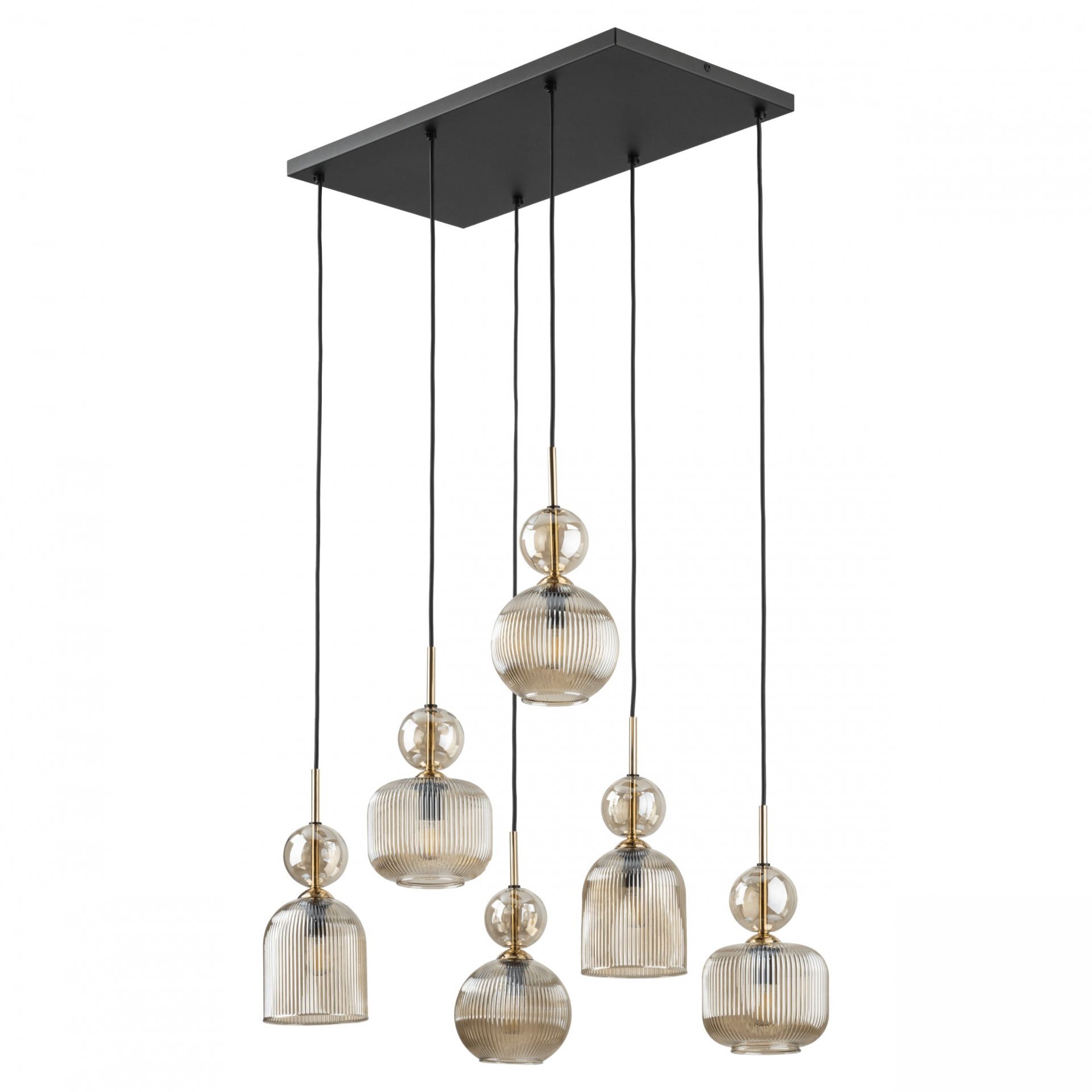 Na obrazie widoczna jest nowoczesna lampa wisząca z sześcioma szklanymi kloszami w kolorze koniakowym, zawieszona na czarnym metalowym stelażu. Klosze mają różne kształty i są zawieszone na regulowanych przewodach.