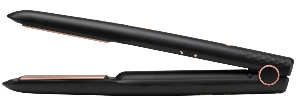 Czarna prostownica z różowozłotymi elementami, posiada gładkie płytki i okrągły przycisk na uchwycie. Produkt jest bezprzewodowy i ma elegancki, nowoczesny design.