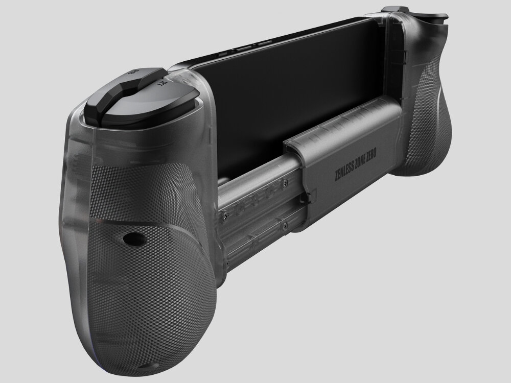 Kontroler do gier w kolorze czarnym z przezroczystymi elementami, posiada ergonomiczne uchwyty. Na urządzeniu widoczny jest napis \'ZENLESS ZONE ZERO\'.