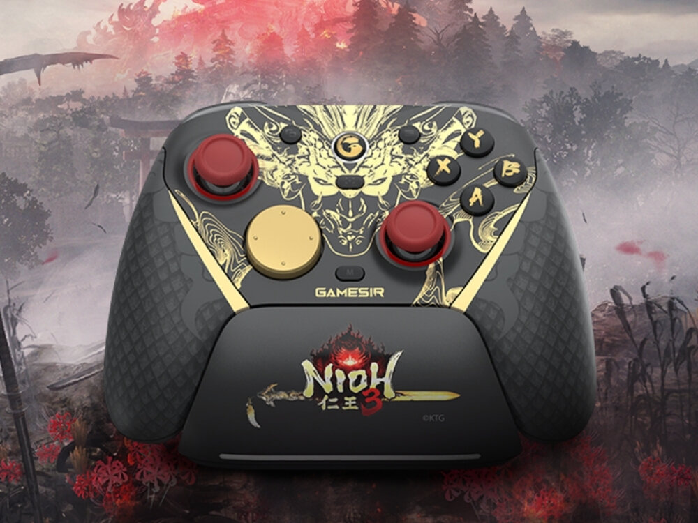 Kontroler w kolorach czarno-złotym z czerwonymi i złotymi przyciskami, ozdobiony motywem graficznym oraz napisem \'Nioh 3\'. Widoczne logo \'GAMESIR\' na środku urządzenia.