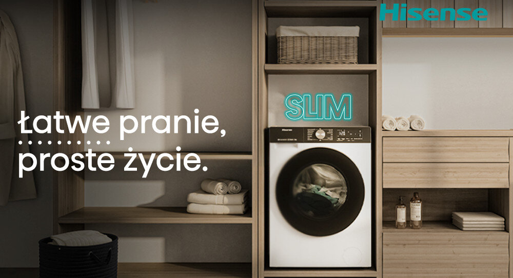 Wnętrze z pralką umieszczoną w zabudowie, obok której znajdują się półki z ręcznikami i koszem. Na obrazie widoczny jest tekst: \'Łatwe pranie, proste życie.\' oraz logo \'Hisense\'.
