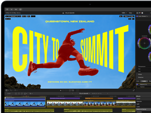 Na ekranie laptopa wyświetlony jest program do edycji wideo z widocznym projektem o nazwie \'CITY TO SUMMIT\'. W tle widać osobę skaczącą na tle nieba, a na górze ekranu napis \'QUEENSTOWN, NEW ZEALAND\'.