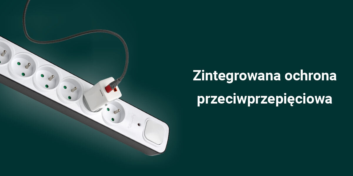 Na ciemnym tle widoczna jest biała listwa z sześcioma gniazdami, do jednego z nich podłączona jest wtyczka. Obok znajduje się tekst: \'Zintegrowana ochrona przeciwprzepięciowa\'.