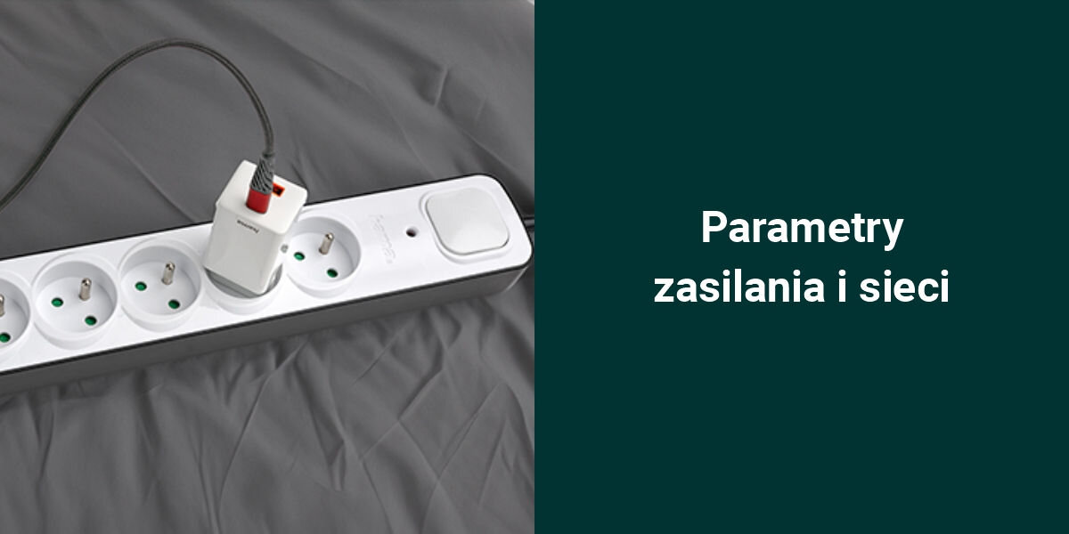 Na szarej powierzchni leży biała listwa z sześcioma gniazdami, do jednego z nich podłączona jest wtyczka. Obok znajduje się tekst: \'Parametry zasilania i sieci\'.