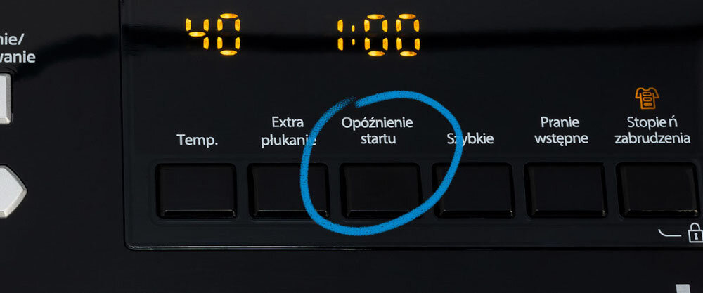 Panel sterowania pralki z wyświetlaczem pokazującym \'40\' i \'1:00\'. Widoczne przyciski: \'Temp.\', \'Extra płukanie\', \'Opóźnienie startu\', \'Szybkie\', \'Pranie wstępne\', \'Stopień zabrudzenia\'.