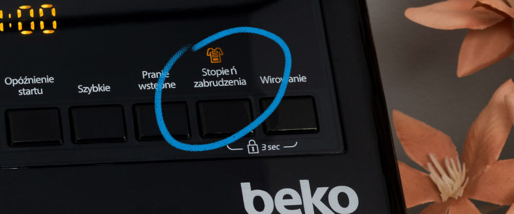 Panel sterowania pralki z widocznymi przyciskami: \'Opóźnienie startu\', \'Szybkie\', \'Pranie wstępne\', \'Stopień zabrudzenia\', \'Wirowanie\'. Logo \'beko\' znajduje się poniżej przycisków.