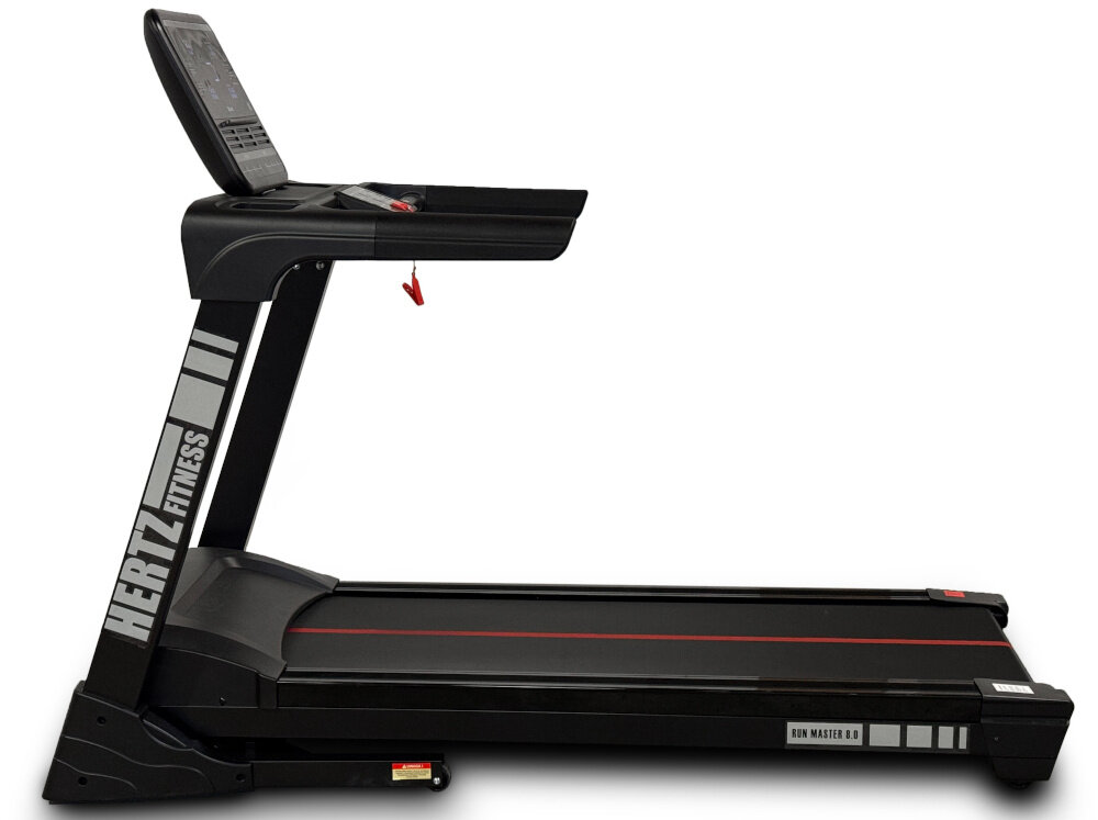 Na obrazie widoczna jest czarna bieżnia elektryczna z czerwonymi akcentami, z logo \'HERTZ FITNESS\' na ramie. Na panelu sterującym znajduje się czerwony klucz bezpieczeństwa, a na podstawie napis \'RUN MASTER 8.0\'.