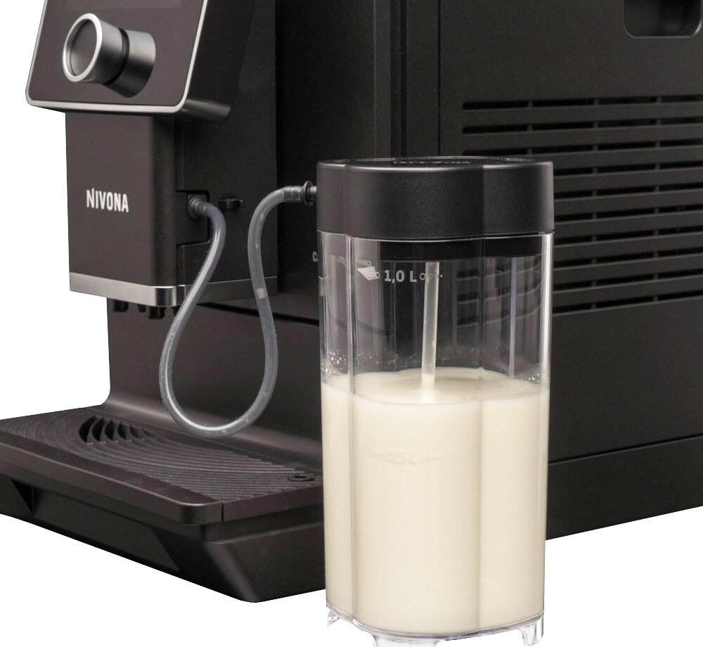 Na zdjęciu widoczny jest czarny ekspres do kawy z logo \'NIVONA\' oraz przezroczysty pojemnik na mleko z miarką do 1.0 L. Ekspres posiada wężyk łączący go z pojemnikiem.