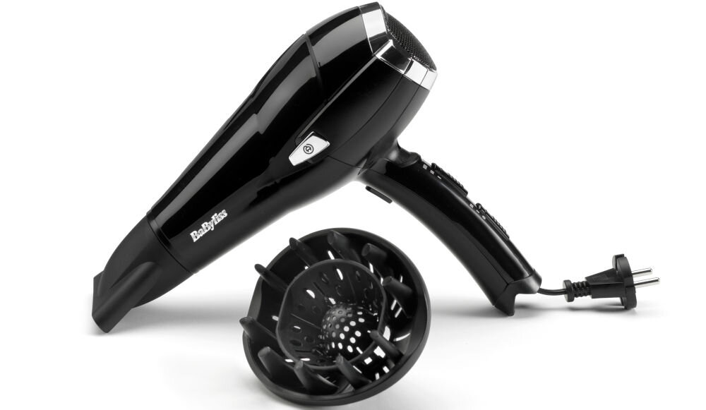 Czarna suszarka do włosów z logo \'BaByliss\' oraz dyfuzorem obok. Suszarka ma błyszczące wykończenie i widoczny przewód zasilający.