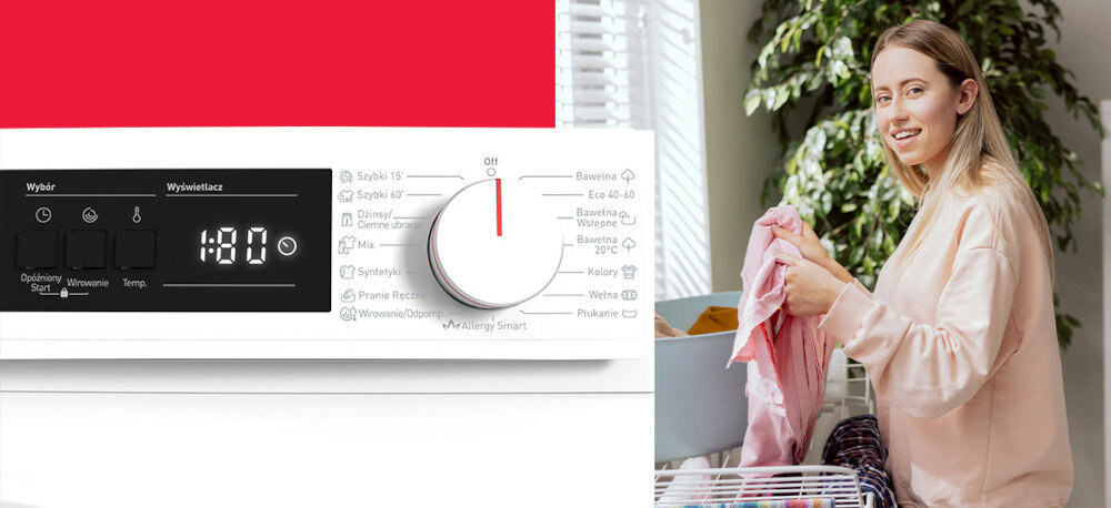 Panel sterowania pralki z wyświetlaczem pokazującym czas 1:00 oraz pokrętłem z różnymi programami prania. Obok znajduje się osoba trzymająca różową koszulkę przy koszu na pranie.