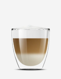 Szklanka z podwójnymi ściankami wypełniona warstwowym napojem kawowym z pianką na górze. Napoje mają wyraźne warstwy mleka i kawy.