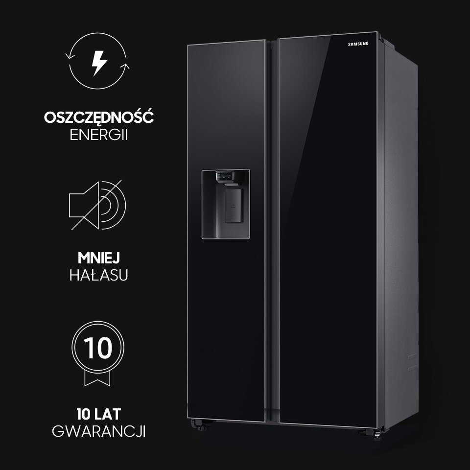 Czarna lodówka Samsung Side by Side z podajnikiem wody i kostkarką. Obok lodówki znajdują się ikony z tekstem: \'Oszczędność energii\', \'Mniej hałasu\', \'10 lat gwarancji\'.