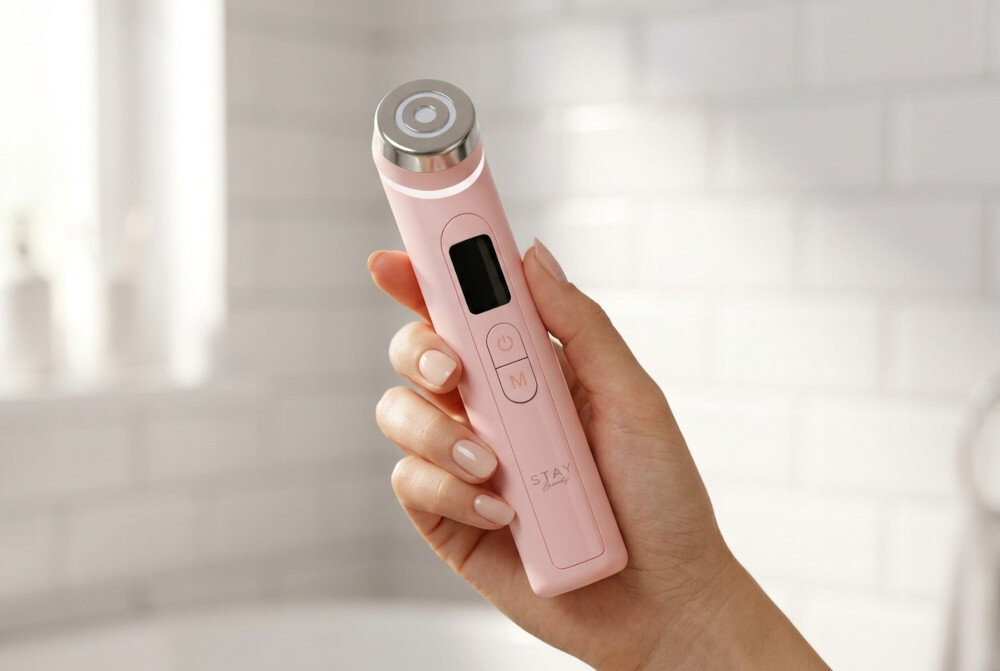Urządzenie do pielęgnacji twarzy STAY BEAUTY Booster Pink zdjęcie lifestyle Wsparcie jędrności skóry Mikroprądy EMS świeży i zadbany wygląd