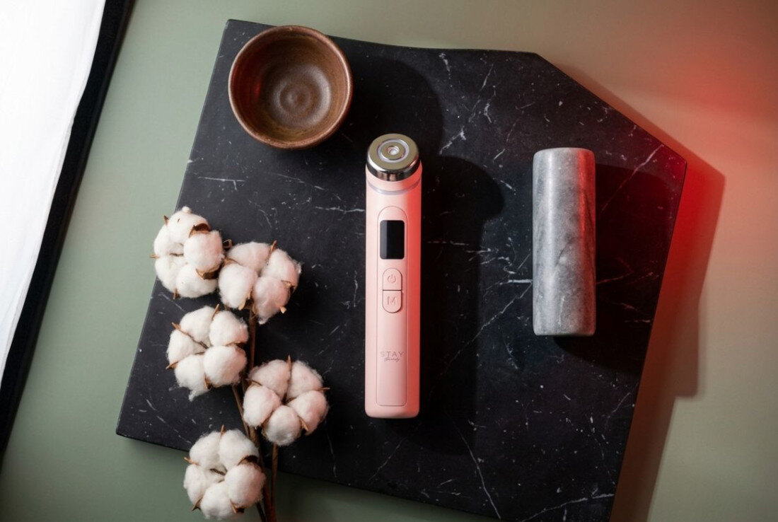 Urządzenie do pielęgnacji twarzy STAY BEAUTY Booster Pink zdjęcie lifestyle Długi czas pracy Akumulator 2600 mAh do 2 godzin działania Port USB typu-C czas ładowania waga wymiary