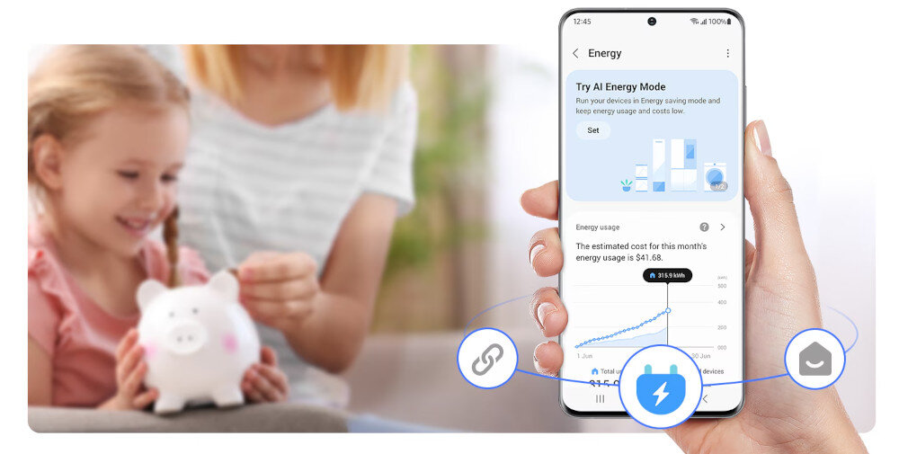 Osoba trzyma smartfon z aplikacją pokazującą tryb AI Energy Mode i wykres zużycia energii. Obok, dziecko bawi się skarbonką w kształcie świnki.