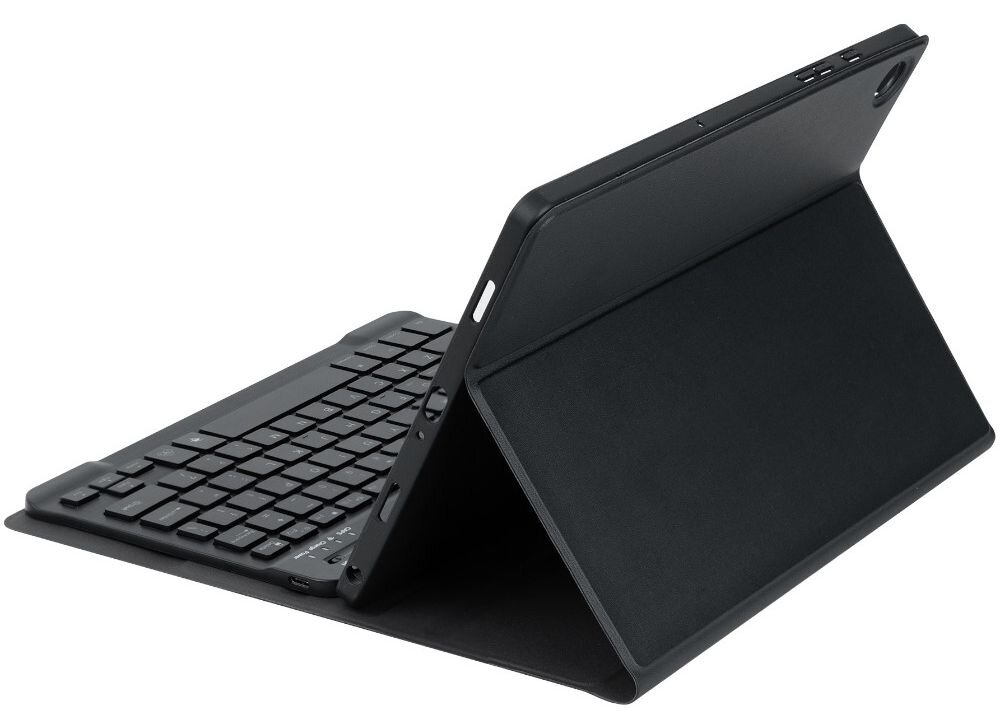 Czarne etui z klawiaturą, przeznaczone do tabletu, ustawione w pozycji stojącej. Widoczna jest klawiatura oraz tylna część etui z otworem na aparat.