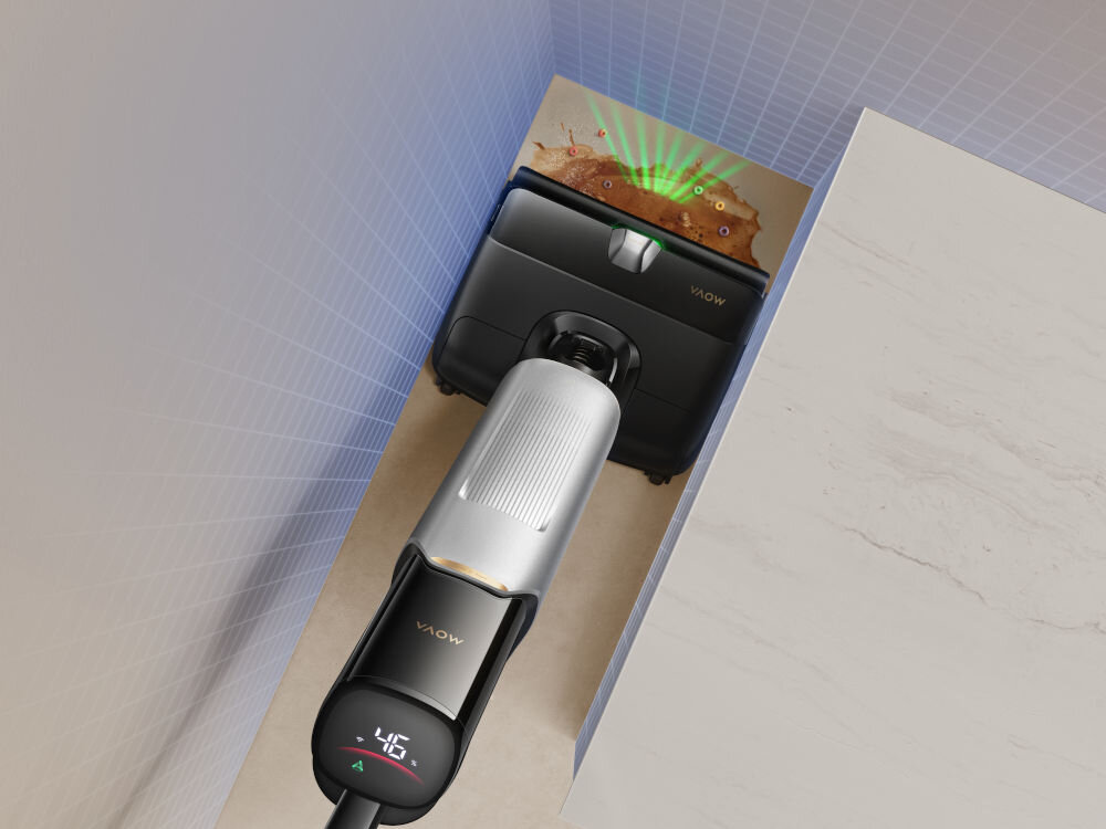 Odkurzacz MOVA X4 Pro znajduje się w narożniku pomieszczenia, czyszcząc podłogę z rozlanej cieczy. Na urządzeniu widoczny jest wyświetlacz z cyframi \'45\' oraz logo \'MOVA\'.