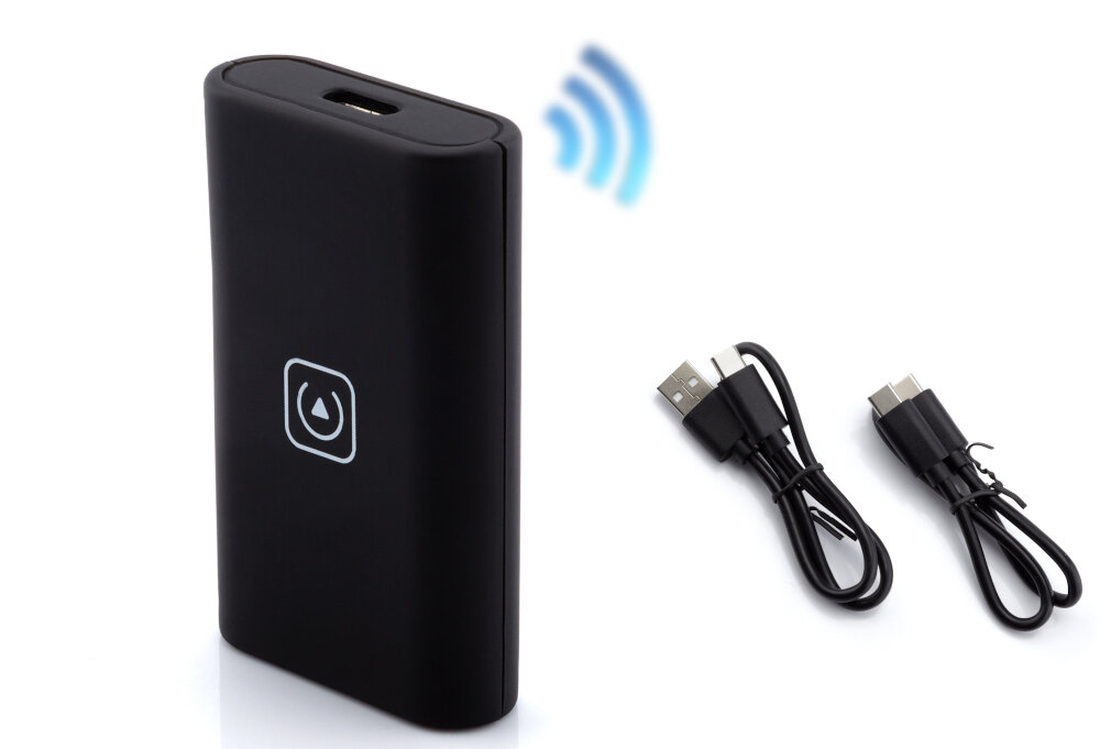 Czarny, prostokątny adapter z symbolem przypominającym kroplę wody na środku. Obok znajdują się dwa czarne kable USB oraz niebieska ikona sygnału bezprzewodowego.