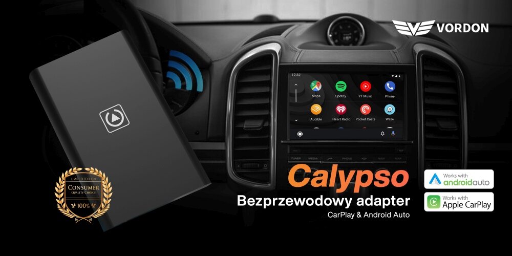 Obraz przedstawia wnętrze samochodu z wyświetlaczem pokazującym aplikacje takie jak Spotify i Mapy. Obok znajduje się bezprzewodowy adapter z logo, a na dole napis \'Calypso Bezprzewodowy adapter CarPlay & Android Auto\'.