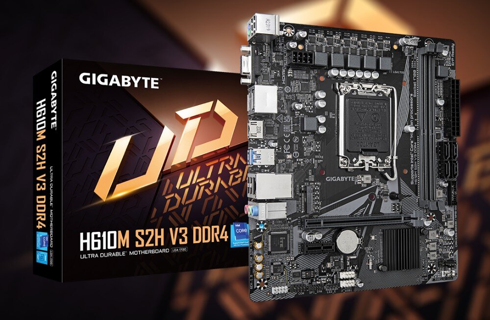 Na obrazie widoczna jest płyta główna z oznaczeniami GIGABYTE oraz pudełko z napisem \'H610M S2H V3 DDR4 ULTRA DURABLE MOTHERBOARD\'.