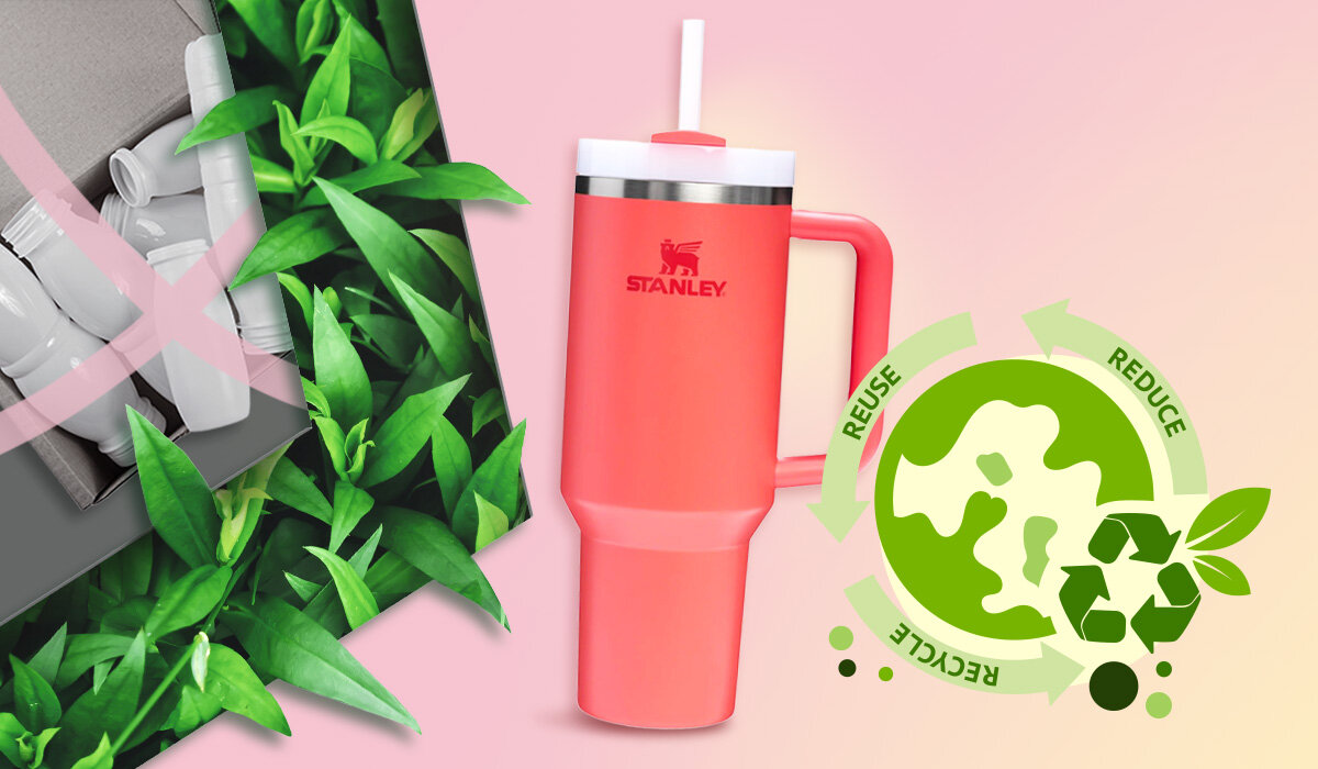 Na obrazie widoczny jest czerwony kubek termiczny z logo STANLEY, z białą słomką i uchwytem. Obok znajduje się grafika z napisem \'REUSE REDUCE RECYCLE\' oraz zielonymi liśćmi.
