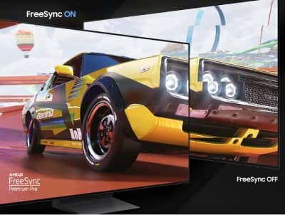 Obraz przedstawia dwa ekrany telewizora z wyścigowym samochodem, z widocznym porównaniem jakości obrazu. Na ekranie po lewej stronie widnieje napis \'FreeSync ON\', a po prawej \'FreeSync OFF\'.