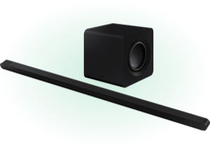 Na obrazie widoczny jest czarny soundbar oraz subwoofer. Oba urządzenia mają nowoczesny design i są ustawione na zielonym tle.