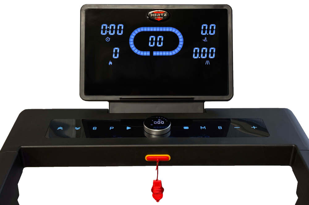 Panel sterowania bieżni elektrycznej z wyświetlaczem pokazującym różne parametry, takie jak czas, prędkość i dystans. Na górze widoczne jest logo \'HERTZ FITNESS\'.
