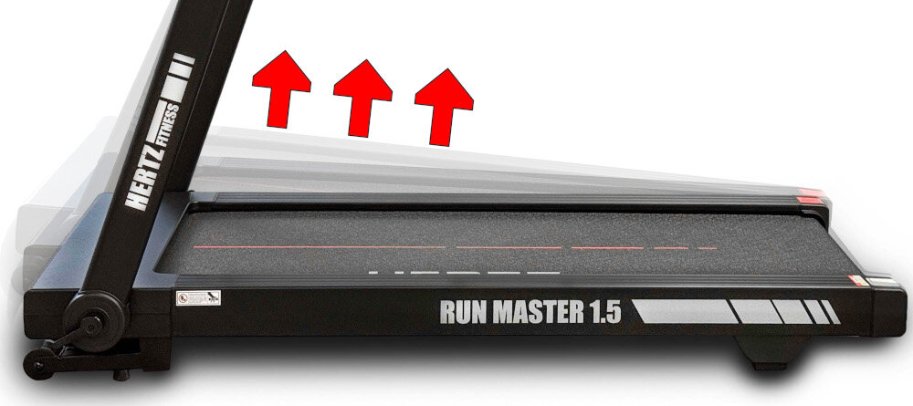 Bieżnia elektryczna z napisem \'RUN MASTER 1.5\' oraz logo \'HERTZ FITNESS\'. Widoczne są trzy czerwone strzałki wskazujące na możliwość regulacji nachylenia bieżni.