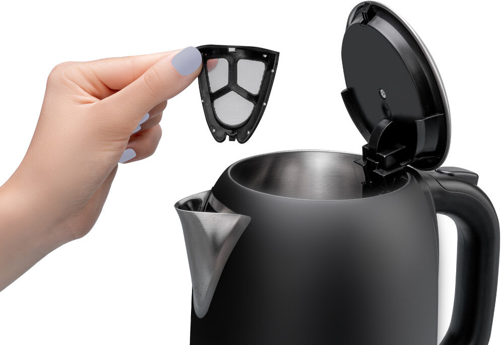 Czajnik elektryczny z otwartą pokrywą, obok którego ręka trzyma wyjmowany filtr. Czajnik ma czarną obudowę i metalowe wnętrze.