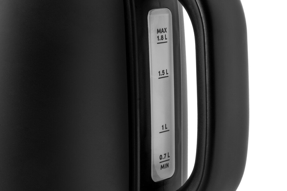Czarny czajnik z widocznym wskaźnikiem poziomu wody, oznaczonym wartościami: MAX 1.8 L, 1.5 L, 1 L, 0.7 L MIN.