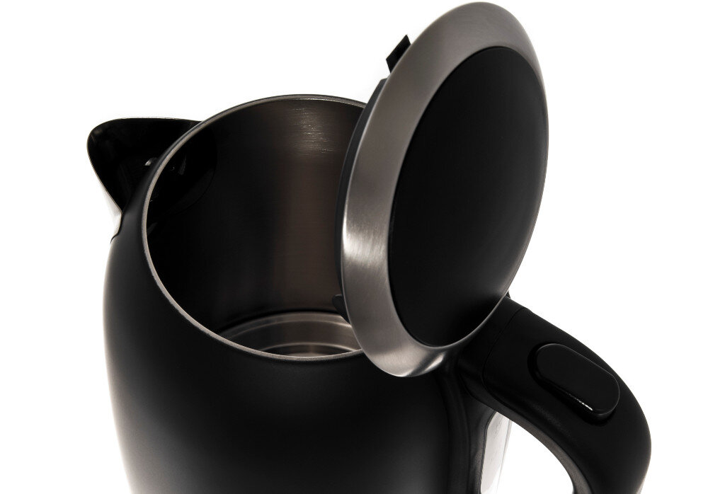 Czajnik elektryczny z otwartą pokrywą, wykonany z czarnego materiału z metalicznymi elementami. Wnętrze czajnika jest widoczne, a na uchwycie znajduje się przycisk.