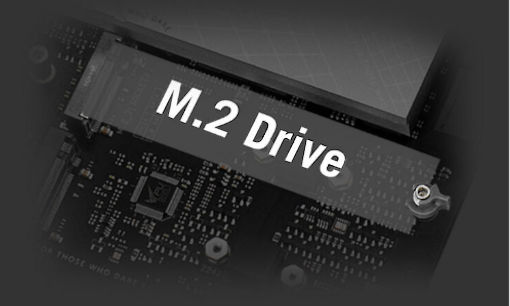 Obraz przedstawia fragment płyty głównej z widocznym napisem \'M.2 Drive\'. W tle widać elementy elektroniczne i złącza montażowe.