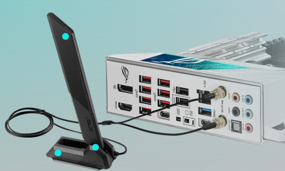 Obraz przedstawia tylny panel płyty głównej z różnymi portami, w tym USB, HDMI i audio, oraz antenę WiFi z logo ASUS. Widoczne są także złącza antenowe i logo ROG.