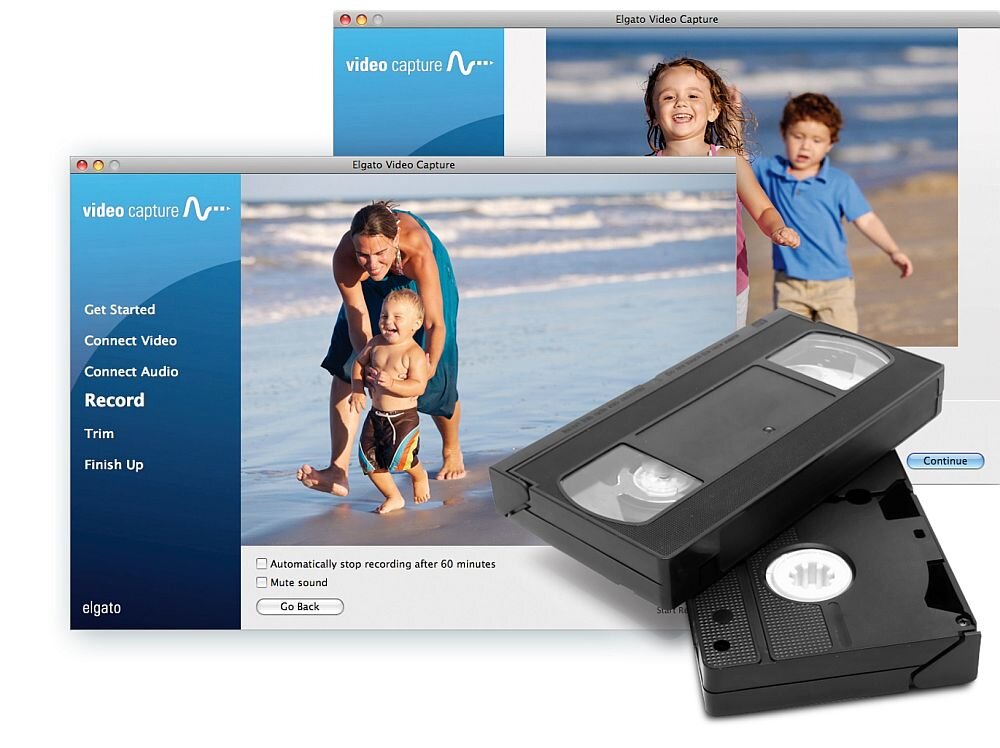 Na obrazie widoczny jest interfejs programu Elgato Video Capture z opcjami takimi jak \'Get Started\', \'Connect Video\', \'Connect Audio\', \'Record\', \'Trim\', \'Finish Up\'. Przed ekranem programu leżą dwie kasety VHS.