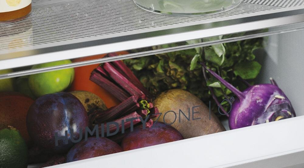 Wnętrze lodówki z widocznymi warzywami, takimi jak buraki, sałata i kalarepa, oraz napisem \'HUMIDITY ZONE\'.