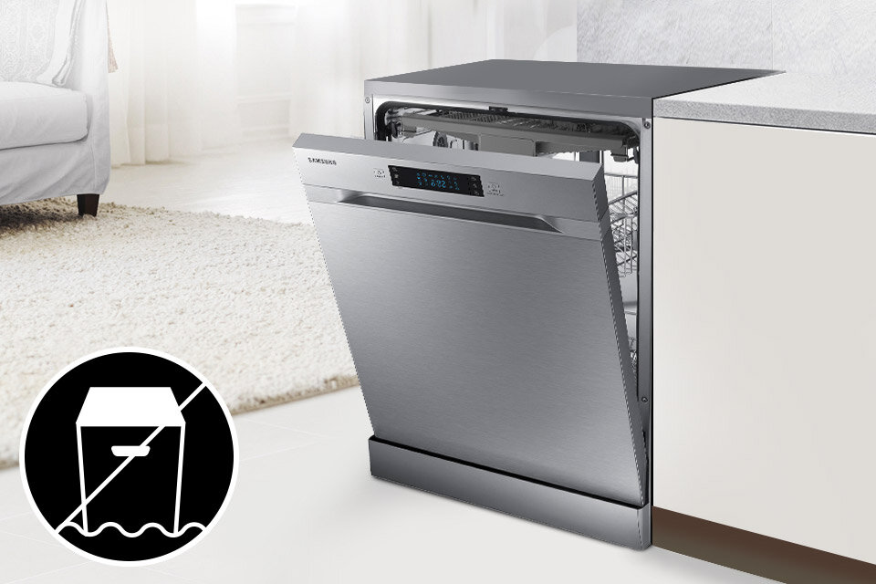 Zmywarka w kolorze srebrnym z otwartymi drzwiami, na których widoczne jest logo \'SAMSUNG\' oraz panel sterowania z wyświetlaczem. Obok zmywarki znajduje się ikona przedstawiająca przekreślony pojemnik z wodą, symbolizująca funkcję AquaStop.