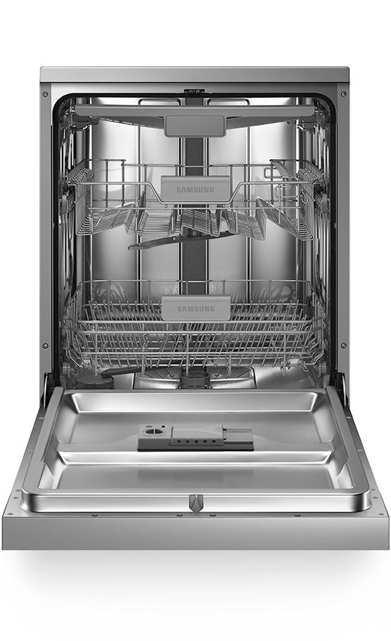 Otwarta zmywarka z widocznymi dwoma koszami na naczynia i napisem \'SAMSUNG\' na obu koszach. Wnętrze wykonane ze stali nierdzewnej.