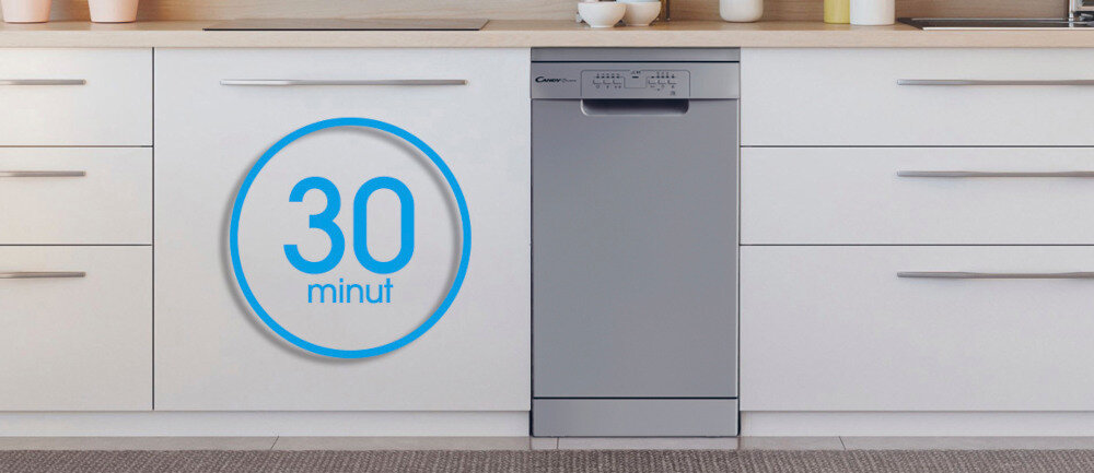 Szara zmywarka w zabudowie kuchennej z widocznym logo \'Candy\' na panelu sterowania. Obok zmywarki znajduje się napis \'30 minut\' w niebieskim okręgu.