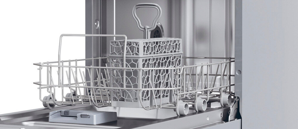 Wnętrze zmywarki z widocznym koszem na sztućce i uchwytem. Kosz jest wykonany z metalu i ma ażurową strukturę.