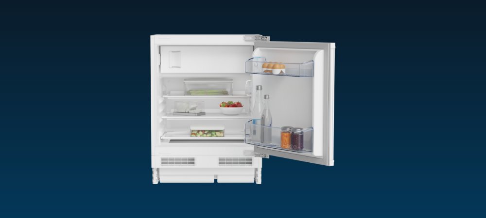 Otwarta lodówka z widocznymi półkami, na których znajdują się różne produkty spożywcze, takie jak warzywa i napoje. Drzwi lodówki mają dodatkowe półki z butelkami i słoikami.