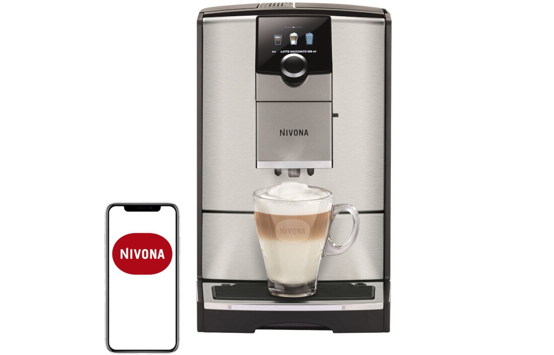 Na obrazie widoczny jest ekspres do kawy z logo \'NIVONA\' oraz szklanka z kawą z mleczną pianką. Obok ekspresu znajduje się smartfon z wyświetlonym logo \'NIVONA\'.