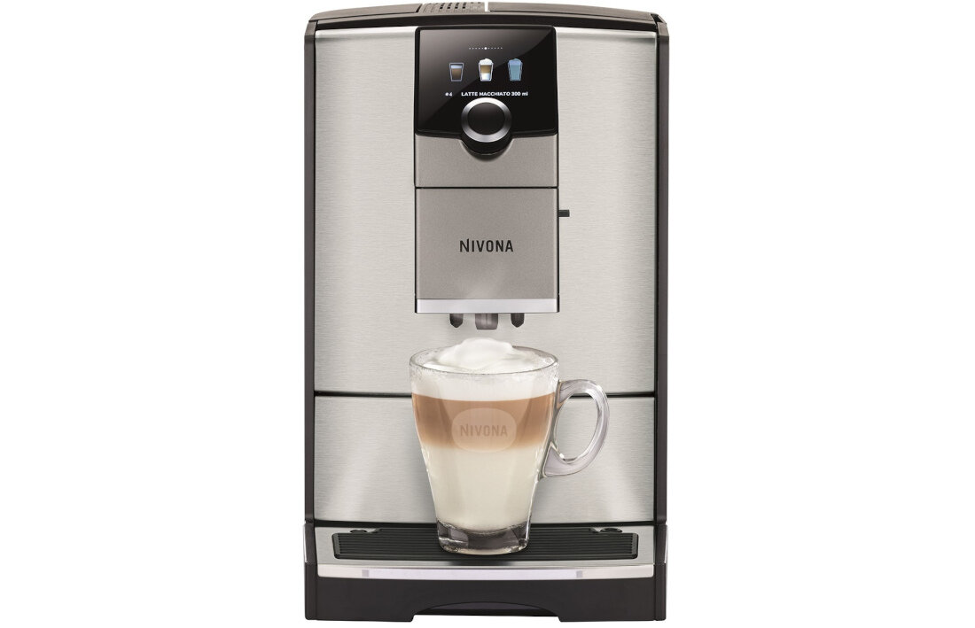 Ekspres do kawy z logo NIVONA na froncie, z filiżanką kawy z mleczną pianką na podstawce. Na wyświetlaczu widoczne są ikony napojów i napis \'LATTE MACCHIATO 200 ml\'.