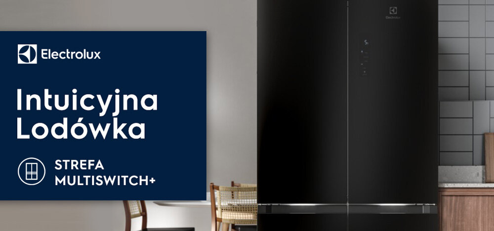 Czarna lodówka z logo Electrolux stoi obok drewnianego stołu i krzeseł. Obok znajduje się niebieski baner z tekstem: \'Electrolux Intuicyjna Lodówka STREFA MULTISWITCH+\'.