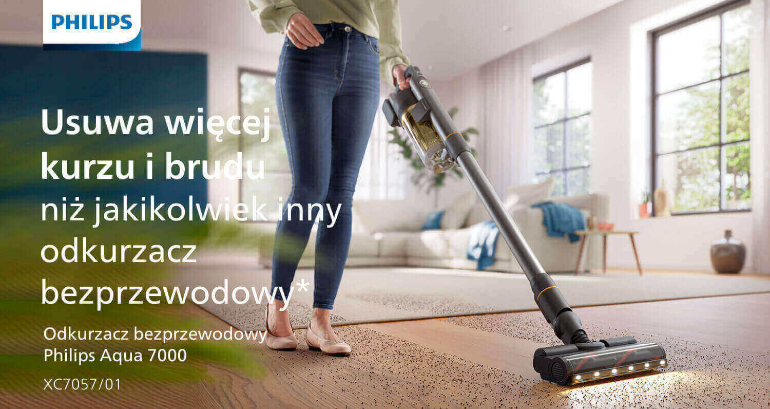 Osoba używa odkurzacza bezprzewodowego na drewnianej podłodze w jasnym pokoju. Tekst na obrazie: \'Usuwa więcej kurzu i brudu niż jakikolwiek inny odkurzacz bezprzewodowy* Odkurzacz bezprzewodowy Philips Aqua 7000 XC7057/01\'.
